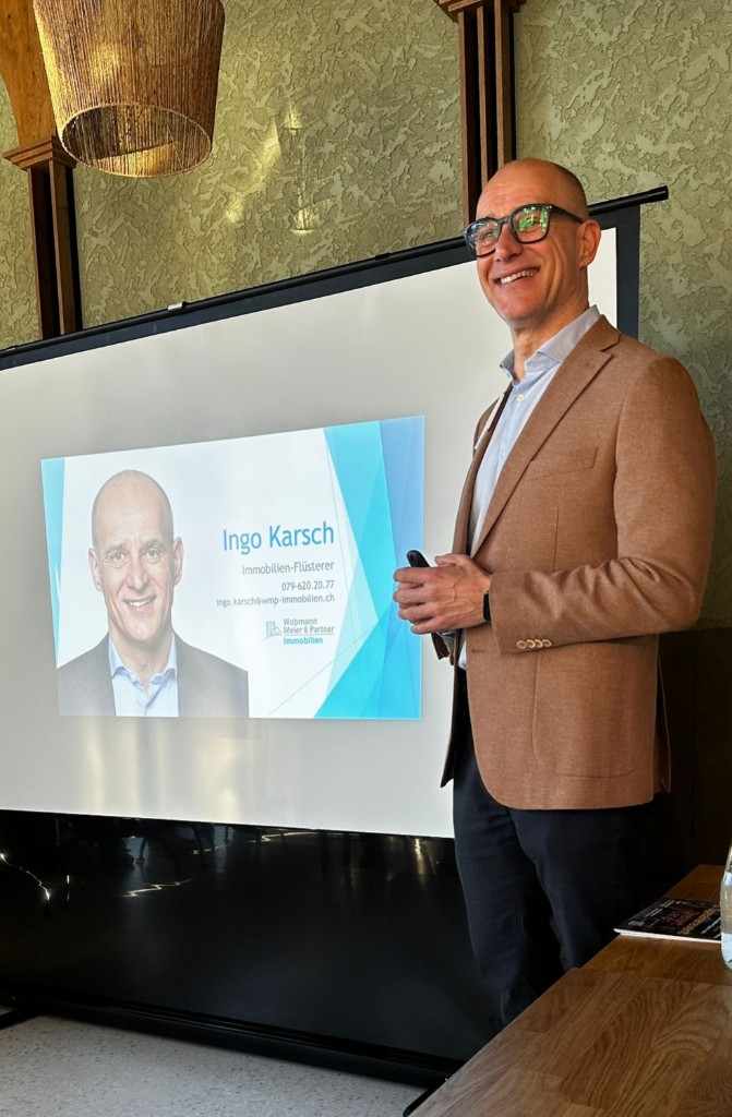Ingo Karsch bei einer Präsentation zum Immobilienverkauf und zur Beratung mit WMP Immobilien.